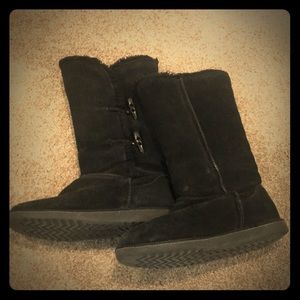 Black Ugg-like boots.